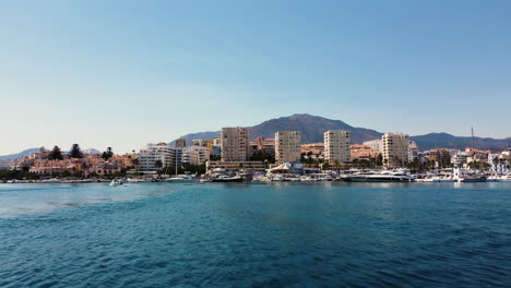 Eine-Drohnenantenne-Fliegt-In-Richtung-Der-Panoramischen-Küstenstadtlandschaft-Von-Estepona-In-Spanien