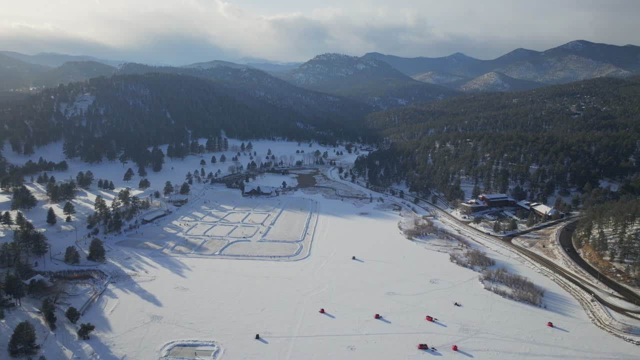 해가 지면 얼음 스케이트 스케이트 하키 링크 호수 호수 하키 겨울 에타운 에버그린 호수 집 텐트 덴버 골프 코스 콜로라도 공중 영화 드론 황금 시간 겨울 눈 교통 느리게 뒤로