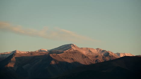 Sonnenaufgang-Zeitraffer-Der-Morgensonne,-Die-Die-Alpine-Bergkette-Küsst