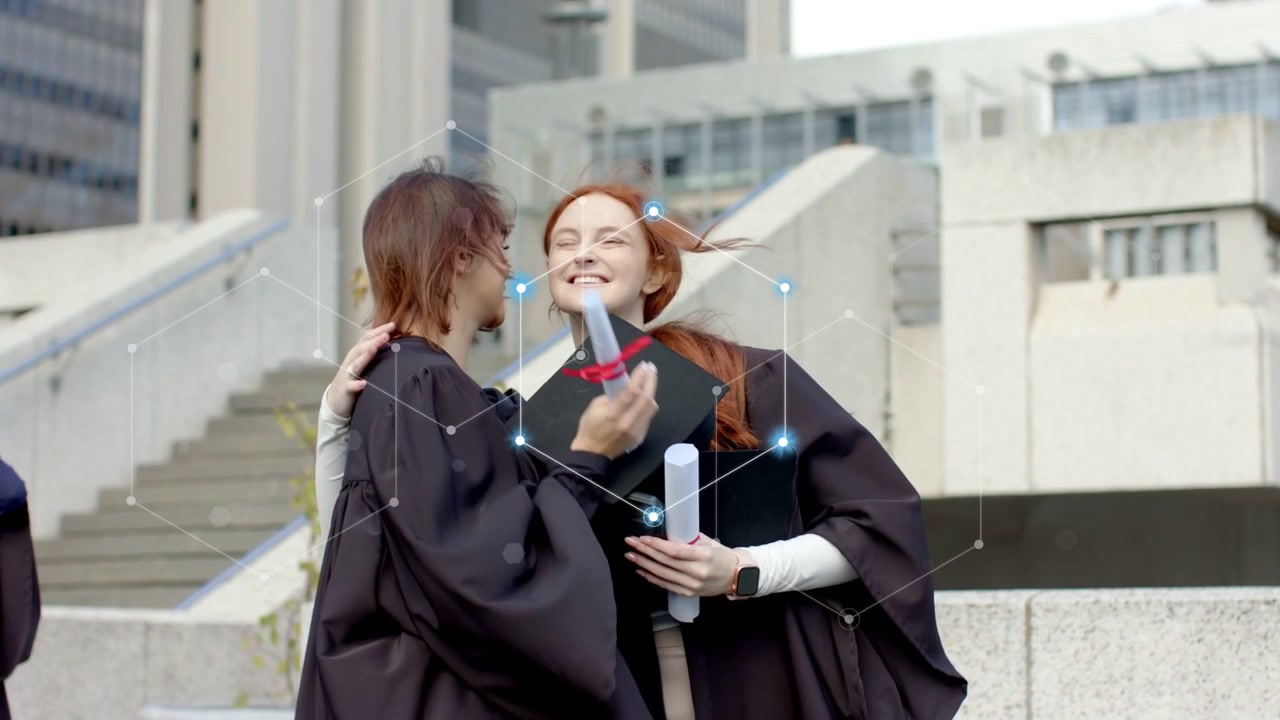 Due laureati che leggono il telefono, ridono e si abbracciano sui gradini, tenendo i diplomi, celebrando la laurea.