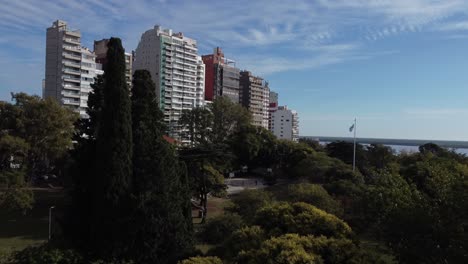 Día-Soleado-Jóvenes-Jugando-Baloncesto-Con-El-Río-Al-Fondo