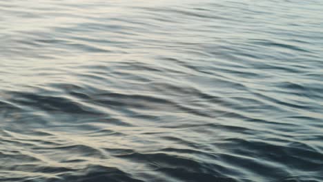 Nahaufnahme-Des-Meerwassers-Im-Morgenlicht-Auf-Dem-Meer