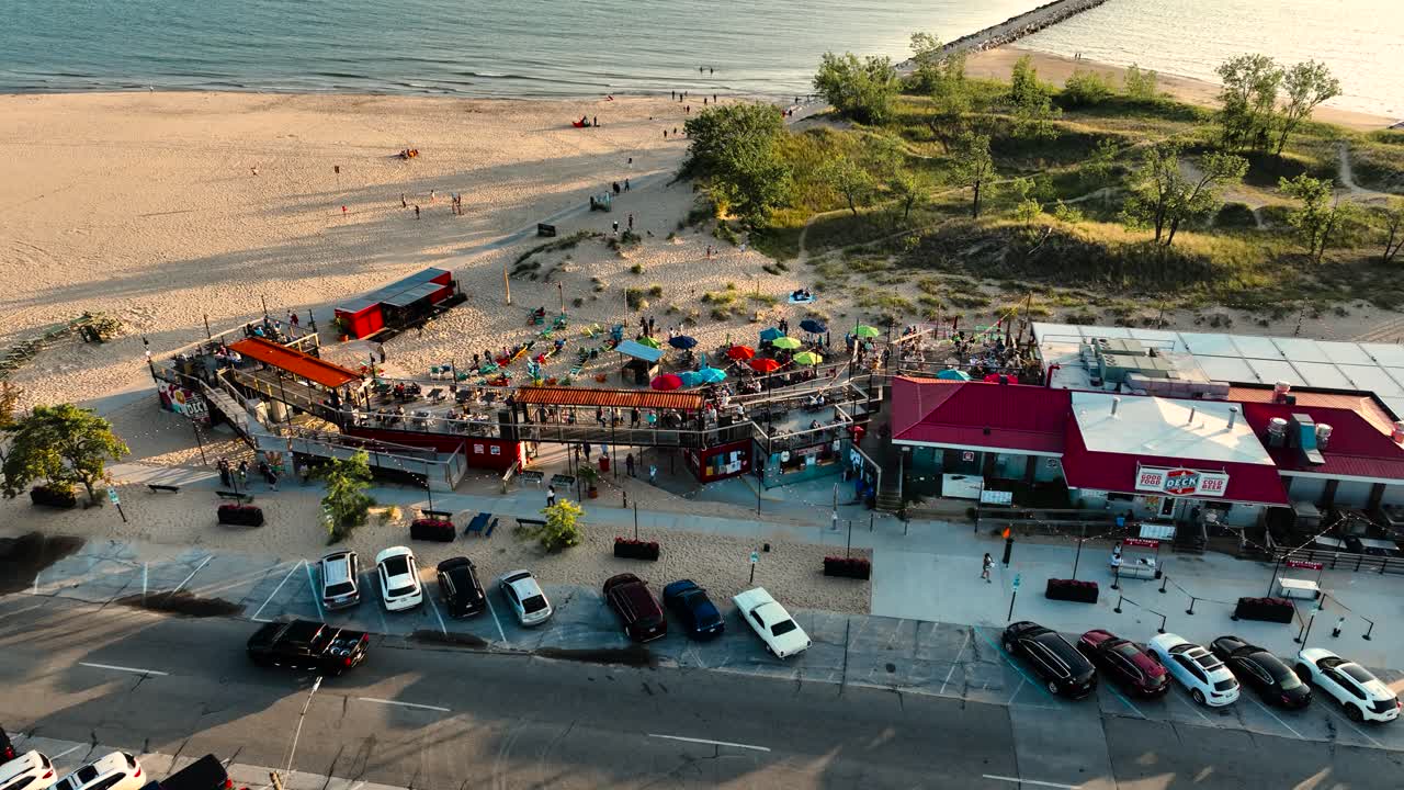 앞으로 밀어내고 아래로 기울어서 사람들에게 보여주고