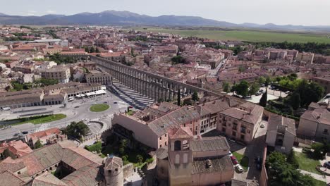 Aerial-fly-in:-Roman-Aqueduct-of-Segóvia,-Spain,-revealing-its-grandeur