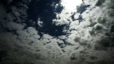 impresionante lapso de tiempo de nubes en un cielo azul