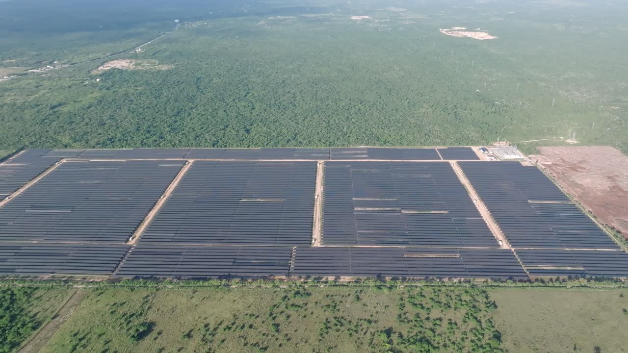 fotografía aérea de arriba hacia abajo de un parque fotovoltaico ecológico que produce energía verde en la romana