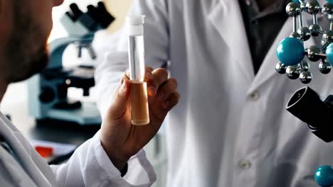 científicos examinando una muestra en un laboratorio