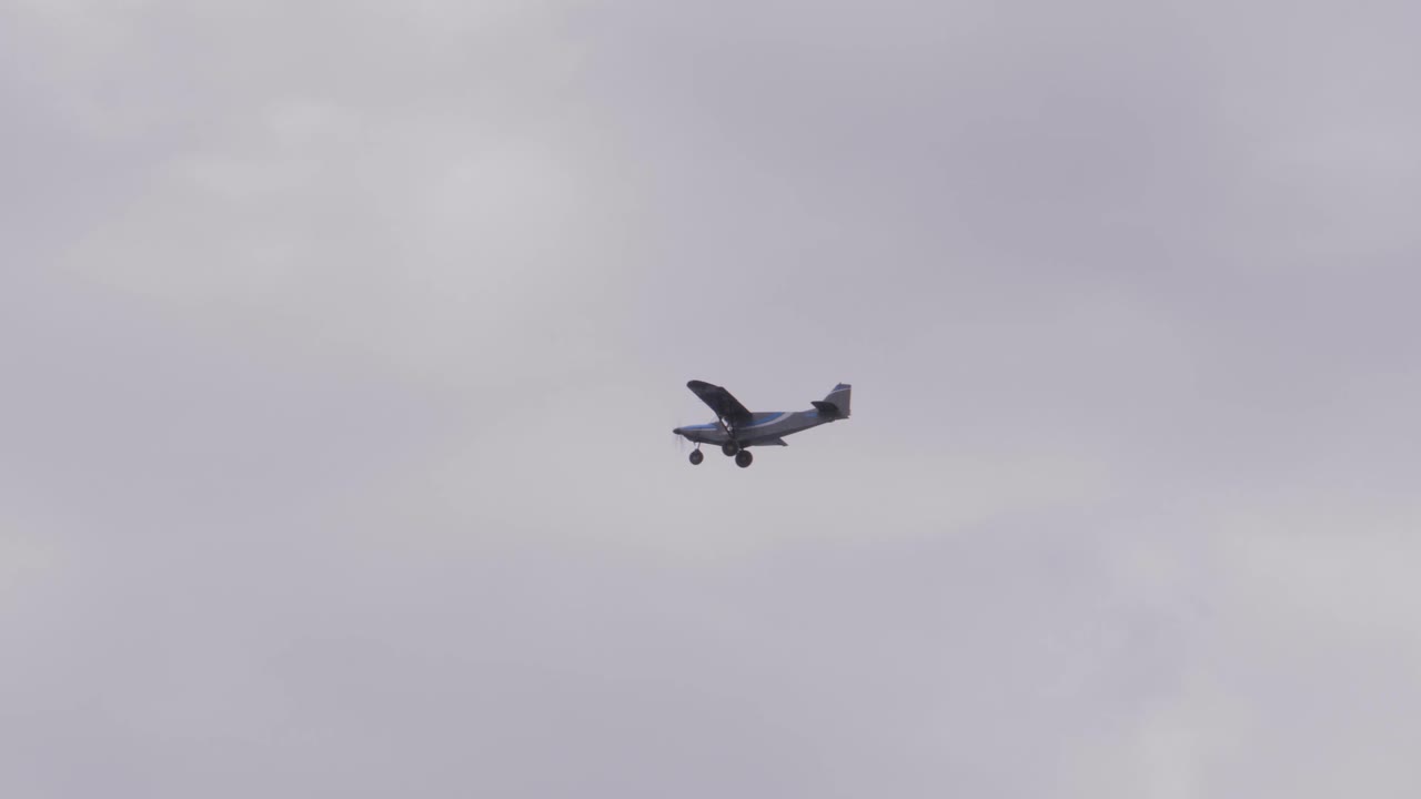 avión cessna volando en el cielo nublado sobre queensland, australia