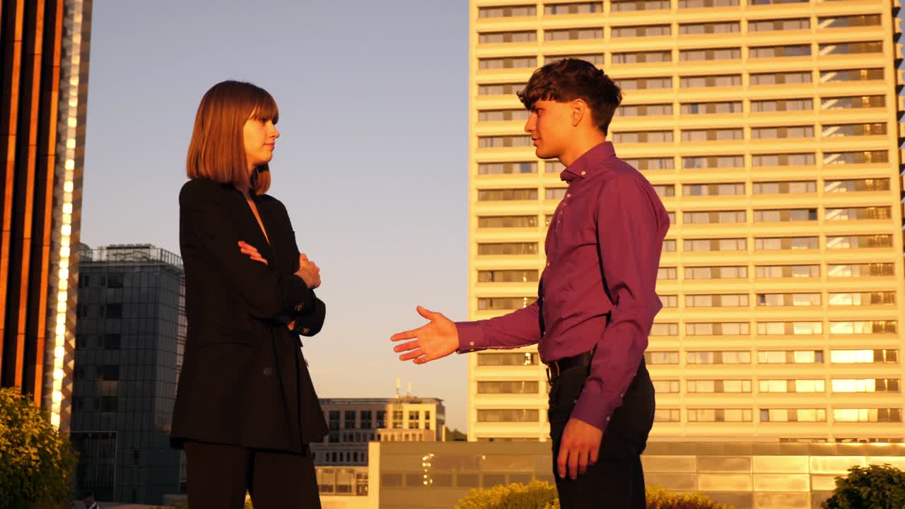 joven mujer de negocios rechaza el apretón de mano del hombre