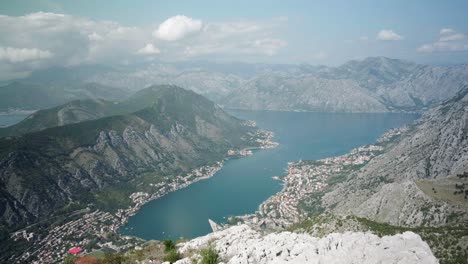 Eine-Schöne-Dame,-Die-An-Einem-Sonnigen-Tag-In-Der-Herbstsaison-Auf-Einem-Aussichtspunkt-Mit-Blick-Auf-Die-Bucht-Von-Kotor-In-Montenegro-Sitzt