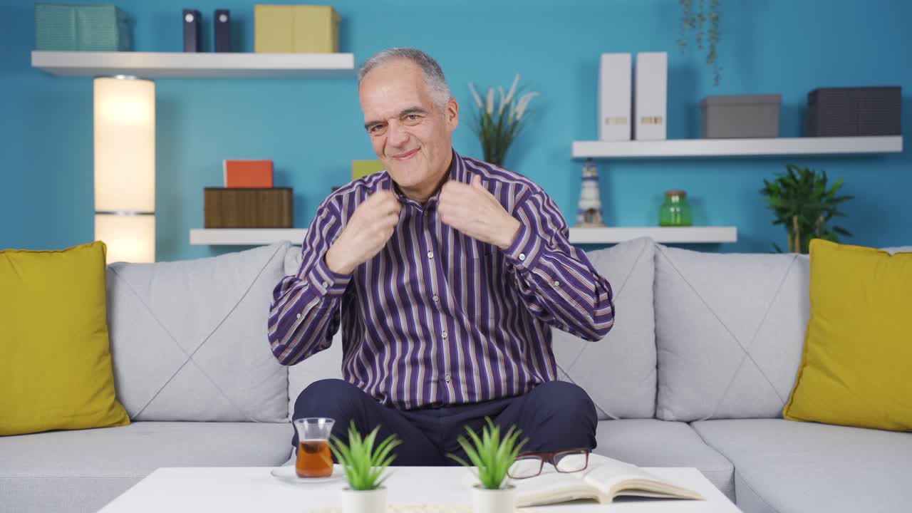 그  ⁇ 은이는 카메라를 쳐다보고 자신이 예 ⁇ 고 카리스마 넘치는 사람이라고 느 ⁇ 니다.