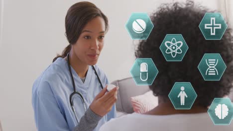 animación de iconos médicos sobre una doctora con una mujer mayor hablando