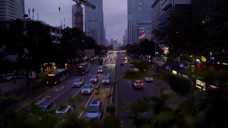 Vista-Aérea-De-Lapso-De-Tiempo-Del-Tráfico-De-Automóviles-Por-La-Noche-En-Shenzhen,-China