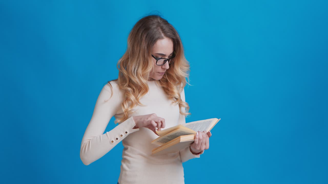 Donna che legge un libro
