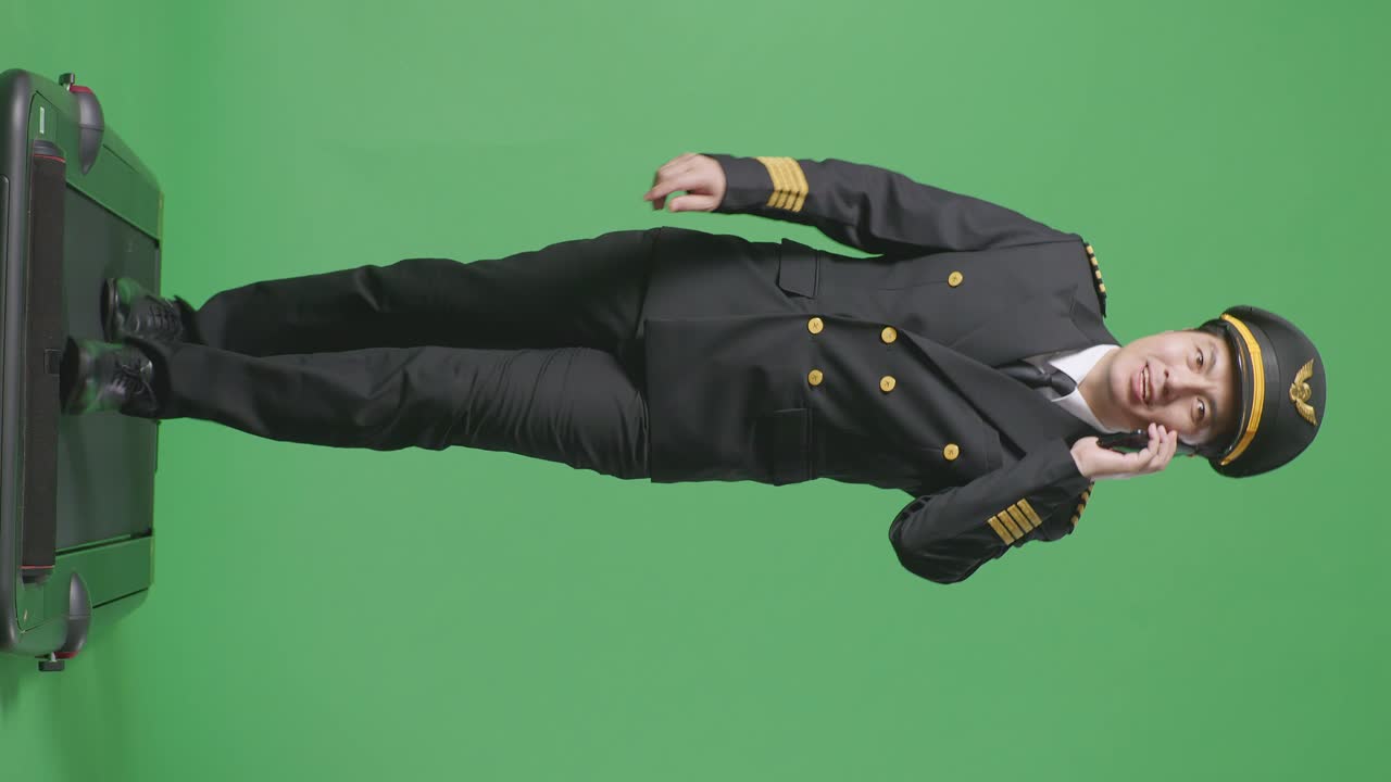 트레드밀 에 있는 조종사 가 전화 로 이야기 하고 있다