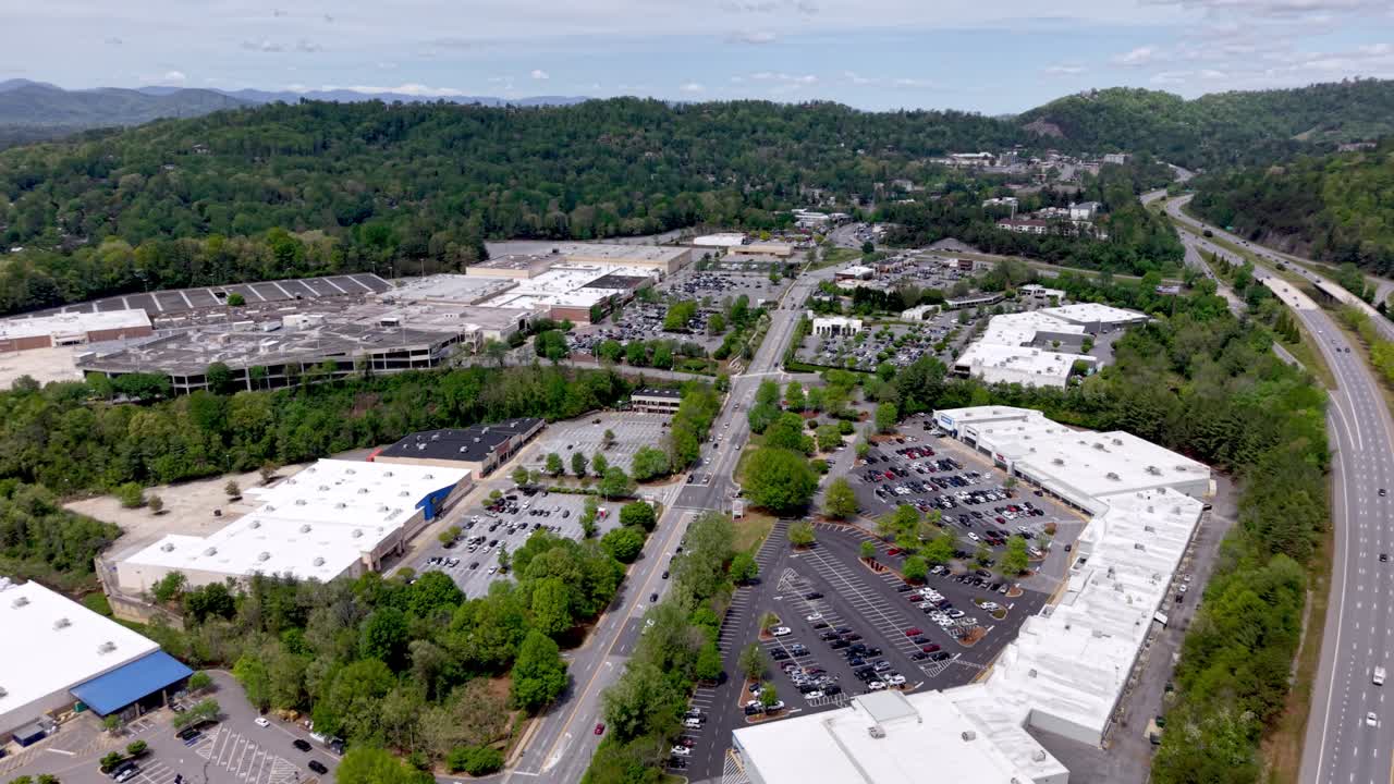 Aérea com aproximação sobre o shopping Asheville em Asheville, Carolina do Norte.