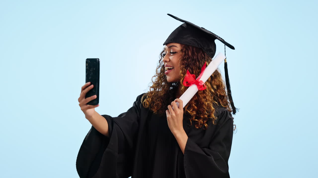 Donna felice, studentessa e selfie con un laureato