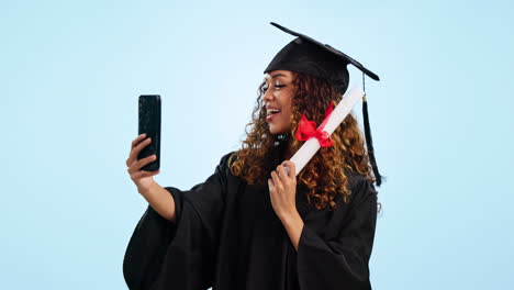 Mujer-Feliz,-Estudiante-Y-Selfie-Con-Graduado
