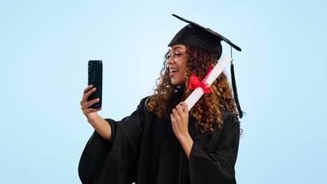 mujer feliz, estudiante y selfie con graduado