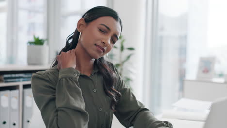 dolor de cuello, estrés y mujer de negocios en la computadora portátil