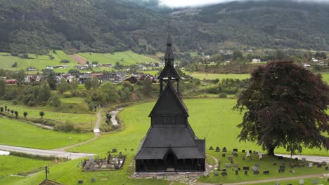 Schwarze-Hopperstad-Stabkirche-Im-Dorftal,-Landschaft-Norwegens