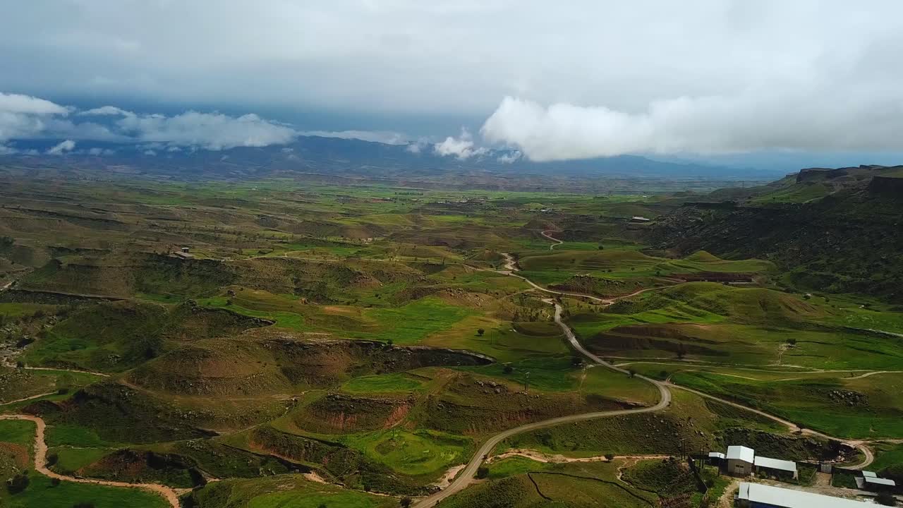 paisaje natural pintoresco de verdes llanuras colinas nubes temporada de verano fresco color vivo paisaje natural vista panorámica vista de fondo fotografía aérea pintoresca en irán viajes de senderismo maravilloso campo