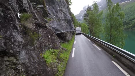 Conducir-Un-Coche-En-Una-Carretera-En-Noruega