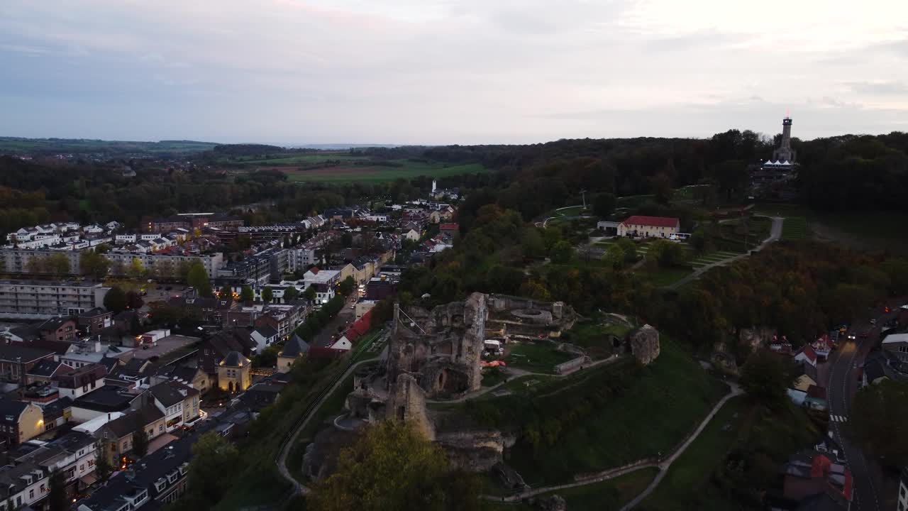 ruinas del castillo en la cima de la colina rodeada por el municipio de valkenburg, vista aérea