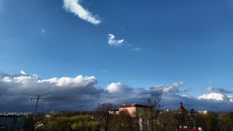 nubes tormentosas moviéndose en el cielo sobre la gran ciudad