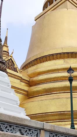 pagoda dorada bajo un cielo azul claro