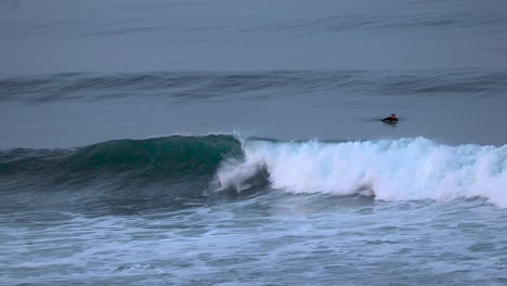 Zwei-Unkenntliche-Surfer-Essen-Mist