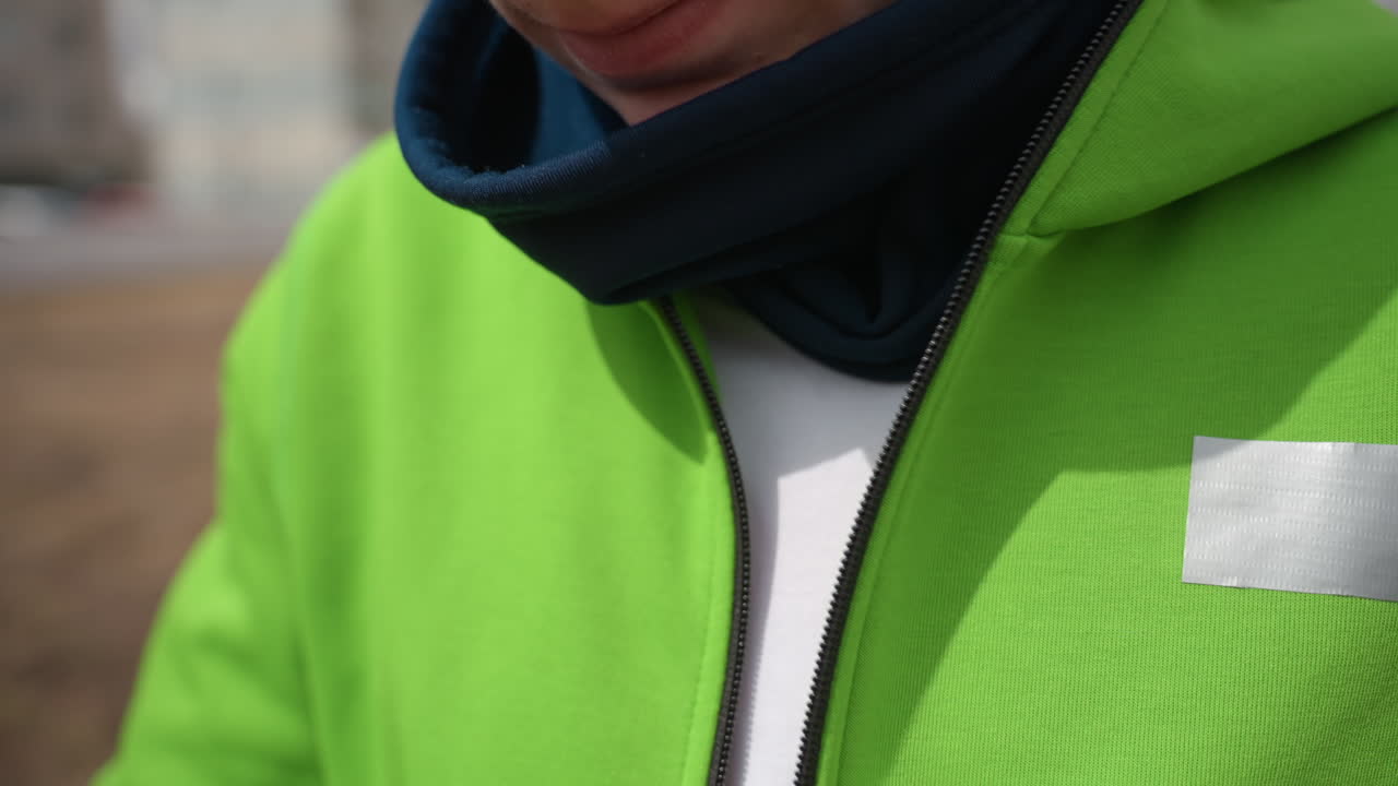 que garantiza calidez con ropa de invierno en capas, cómodamente preparado para una sesión de ejercicio al aire libre en climas fríos, vestido adecuadamente con bufanda y chaqueta para soportar el entrenamiento al aire libre en invierno