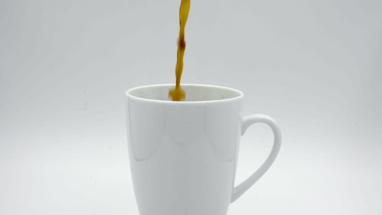 cerrar el café vertido en una taza