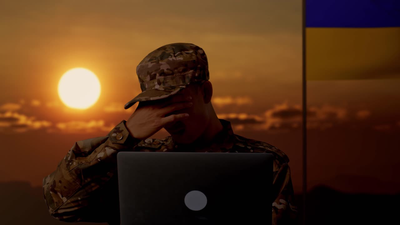 soldado ucraniano estresado mientras trabaja