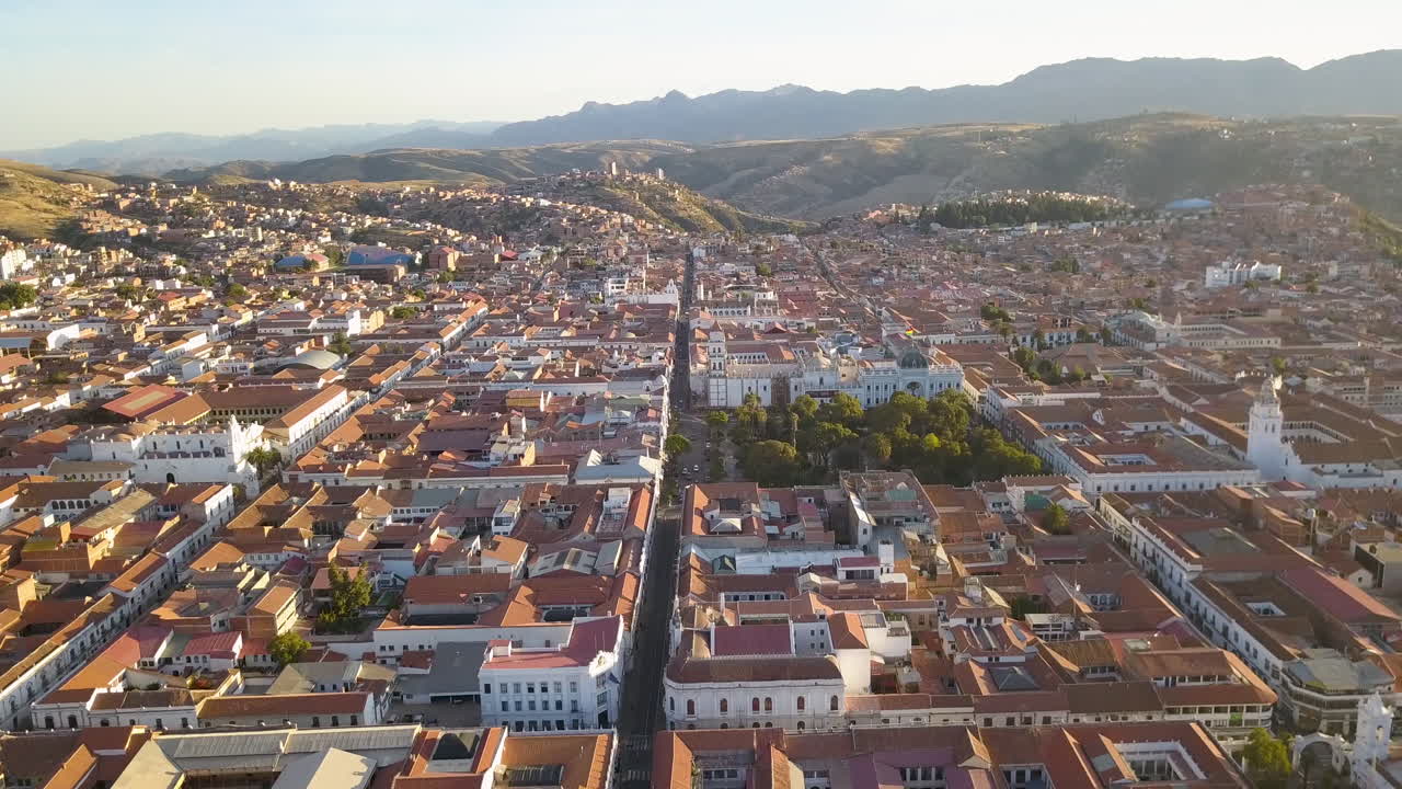 vista panorámica aérea de un avión no tripulado volando sobre sucre, bolivia al atardecer