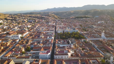 Vista-Aérea-Escénica-De-Drones-Volando-Sobre-Sucre,-Bolivia-Al-Atardecer