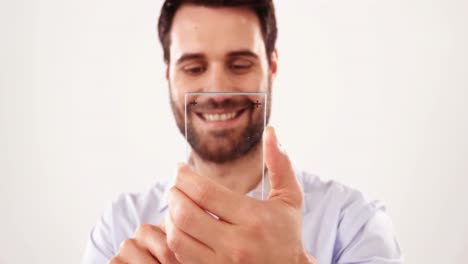hombre fingiendo usar teléfono móvil