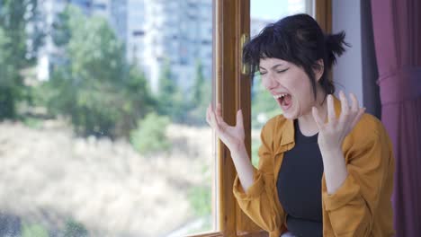 Young-woman-having-a-nervous-breakdown-at-home-is-shouting.