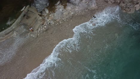 Vista-Aérea-Hacia-Abajo-De-La-Línea-Costera-En-Una-Playa-Croata