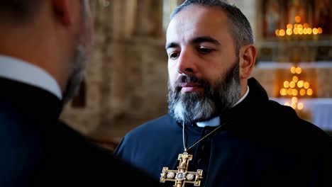 sacerdote en la iglesia