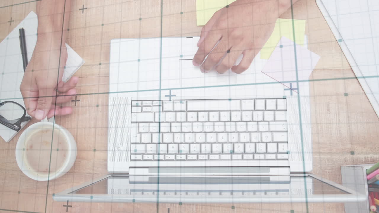 노트북을 사용하는 코카시안 사업가에 대한 데이터 처리 애니메이션