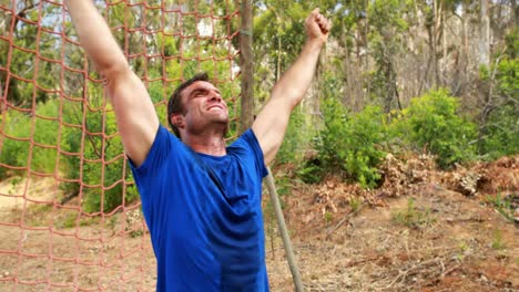 hombre en forma animando durante la carrera de obstáculos