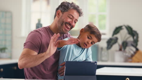 Padre-Maduro-En-Casa-En-La-Cocina-Con-Su-Hijo-Haciendo-Videollamadas-En-Una-Tableta-Digital