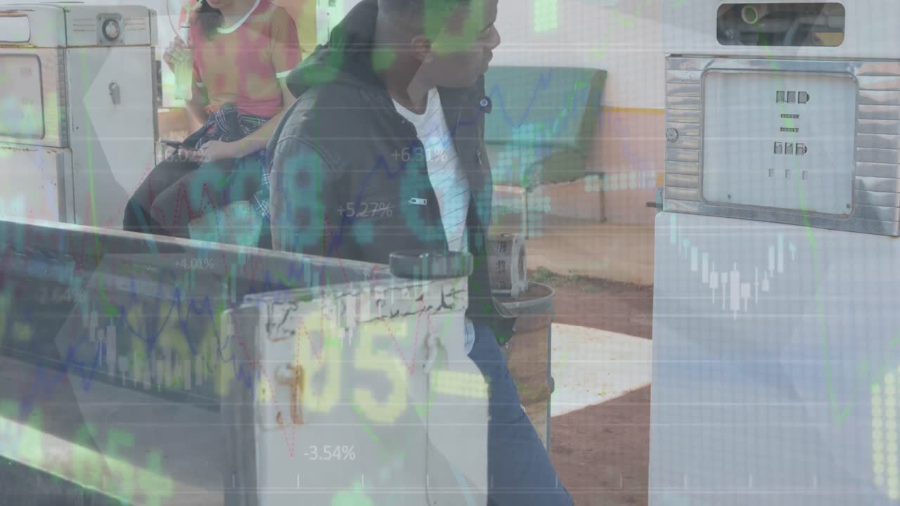 animação de processamento de dados financeiros sobre homem afro-americano em uma estação de gasolina