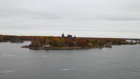 Schloss-Auf-Hearth-Island-An-Einem-Bewölkten-Grauen-Herbsttag