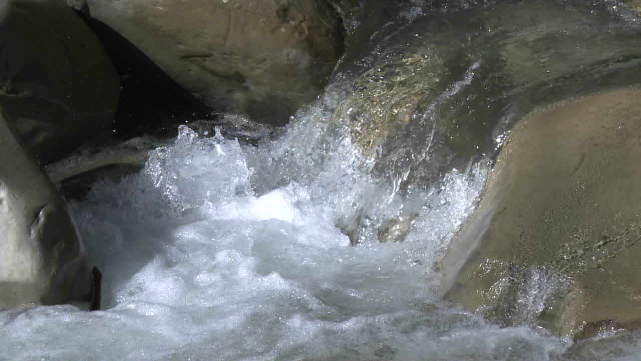 ojai 캘리포니아 위의 북쪽 포크 matilija 크릭에 있는 폭포에서 천천히 축소