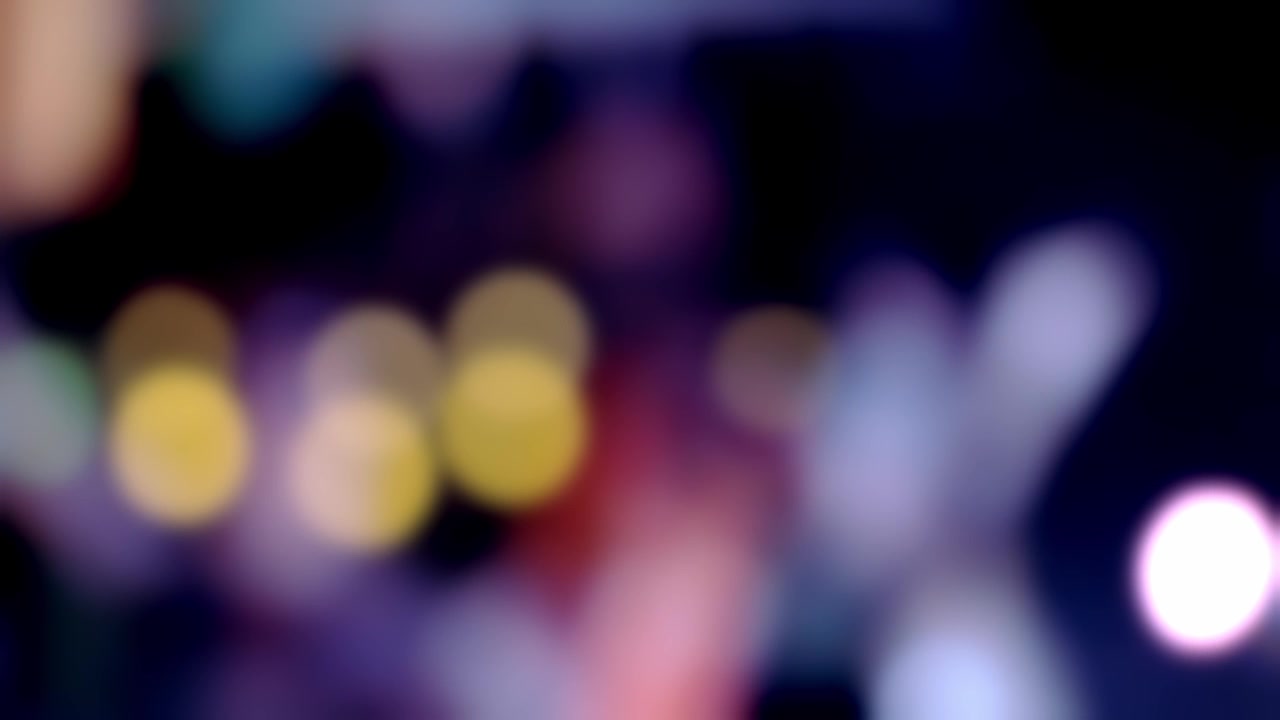 Sfondo astratto con particelle di luce blu e viola tenui e un effetto bokeh digitale. Ideale per sovrapposizioni cinematografiche e progetti visivi artistici