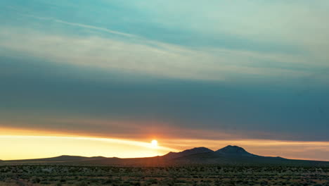 Sonnenaufgang-Durch-Den-Rauchigen-Dunst,-Der-Von-Waldbränden-In-Kalifornien-In-Diesem-Traumhaften-Zeitraffer-Hinterlassen-Wurde