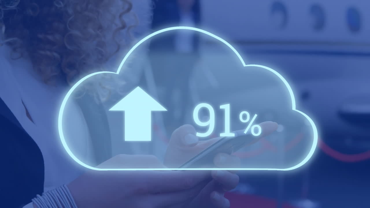 스마트 폰을 사용하는 백인 사업가 여성의 증가하는 숫자와 함께 클라우드 아이콘의 애니메이션