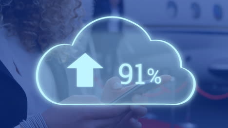 animación del icono de la nube con un número creciente de mujeres de negocios caucásicas que usan teléfonos inteligentes
